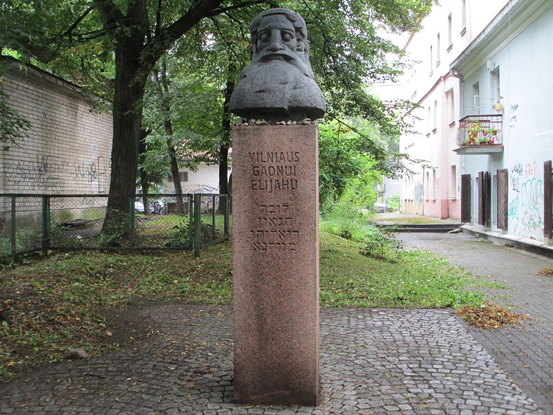 פסל לזכרו של הגאון מוילנה השוכן במיקום בו התגורר הרב ברובע היהודי במרכז וילנה